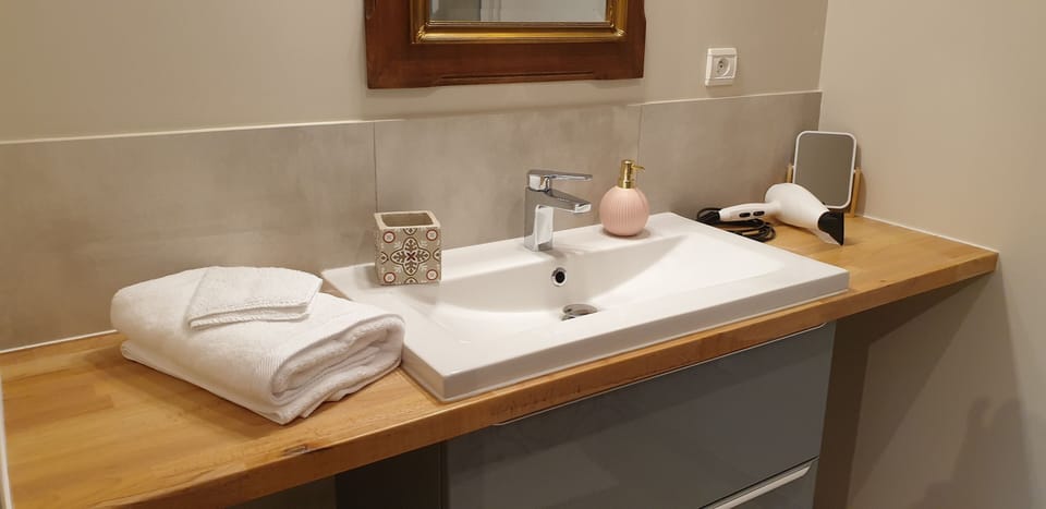 Superior Double Room | Bathroom | Hair dryer, towels