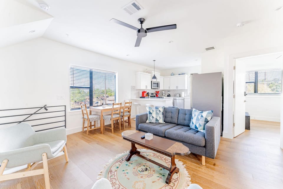 House | 3 bedrooms, desk