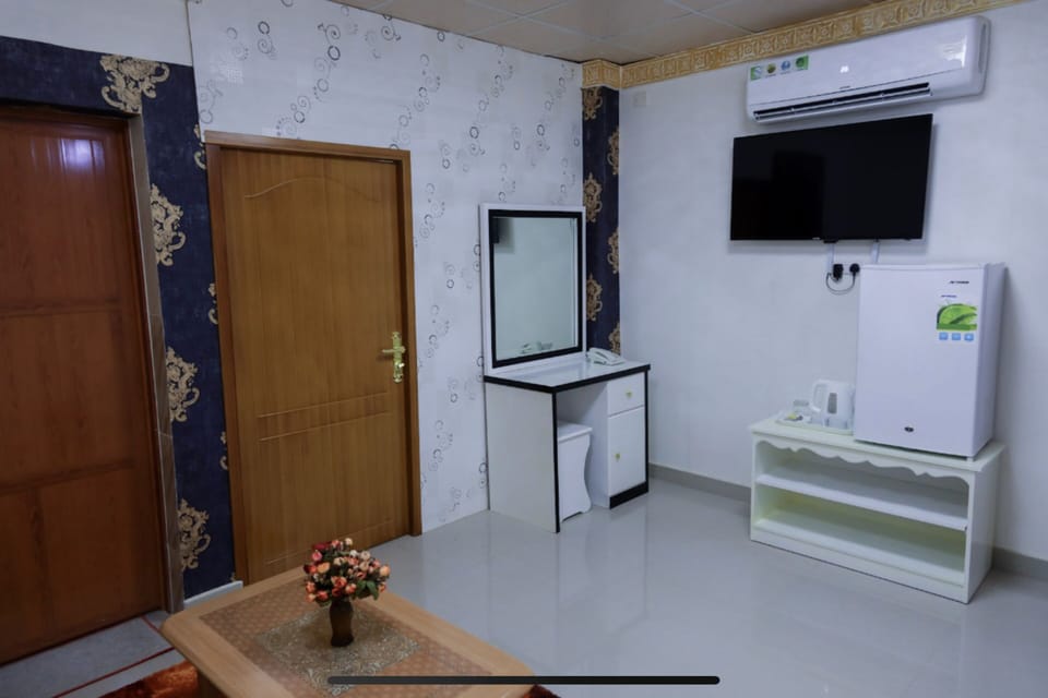 Executive Suite | Desk, WiFi (free), bed sheets