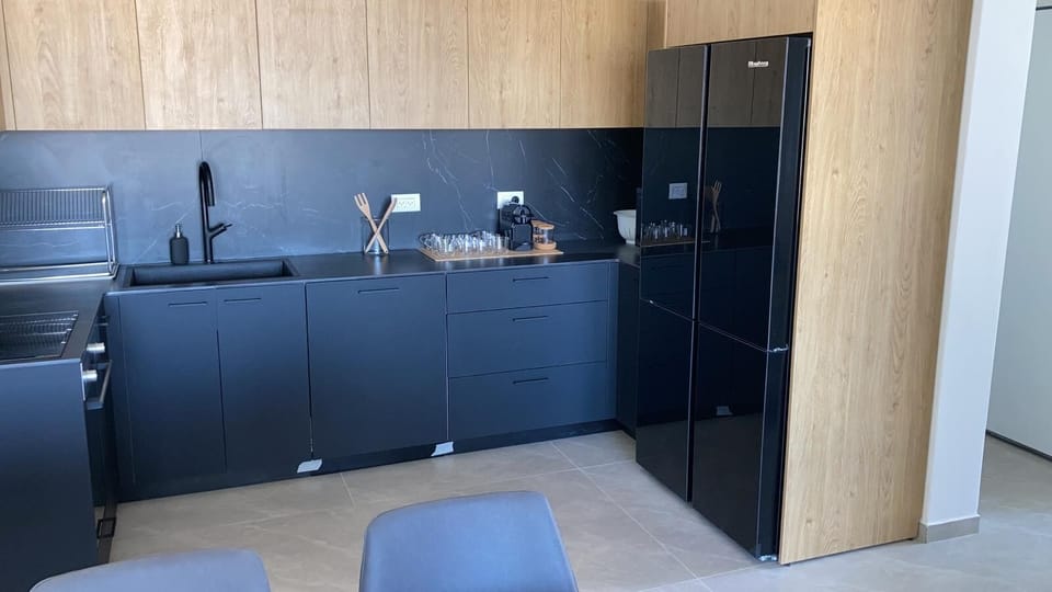 Fridge, microwave, dishwasher, coffee/tea maker