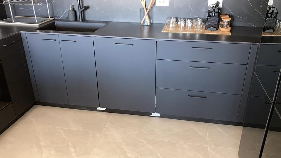 Fridge, microwave, dishwasher, coffee/tea maker