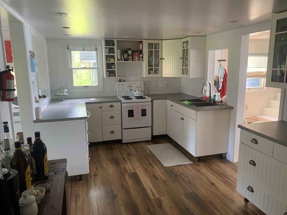 Deluxe Cottage | Private kitchen | Full-size fridge, microwave, oven, stovetop