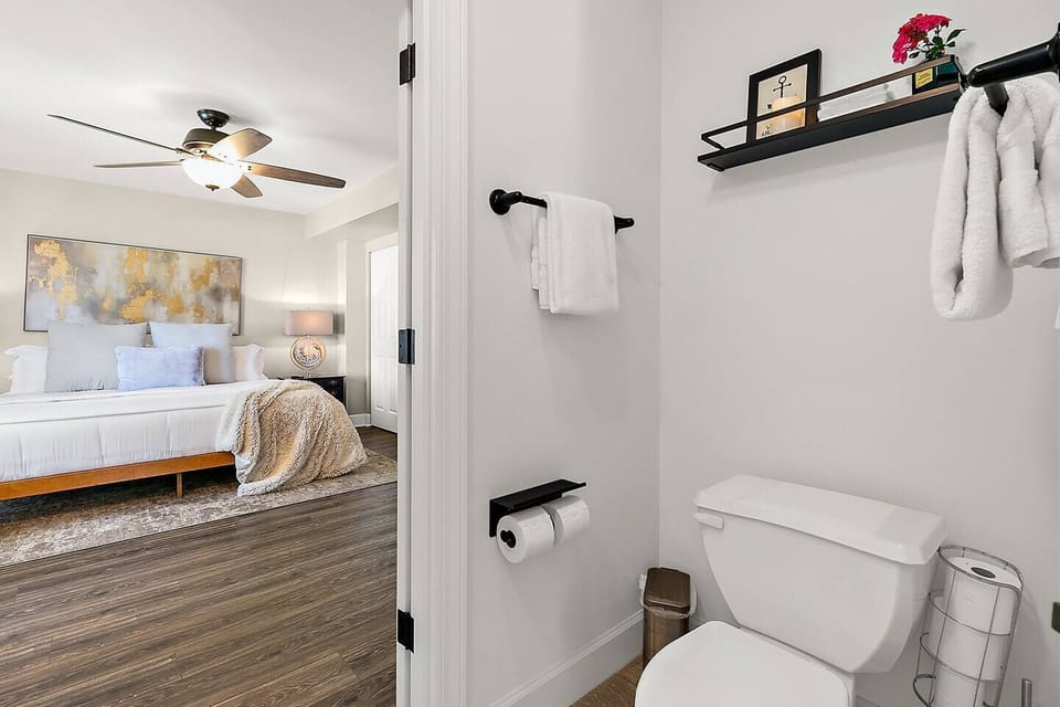 Shared bathroom separates bedrooms