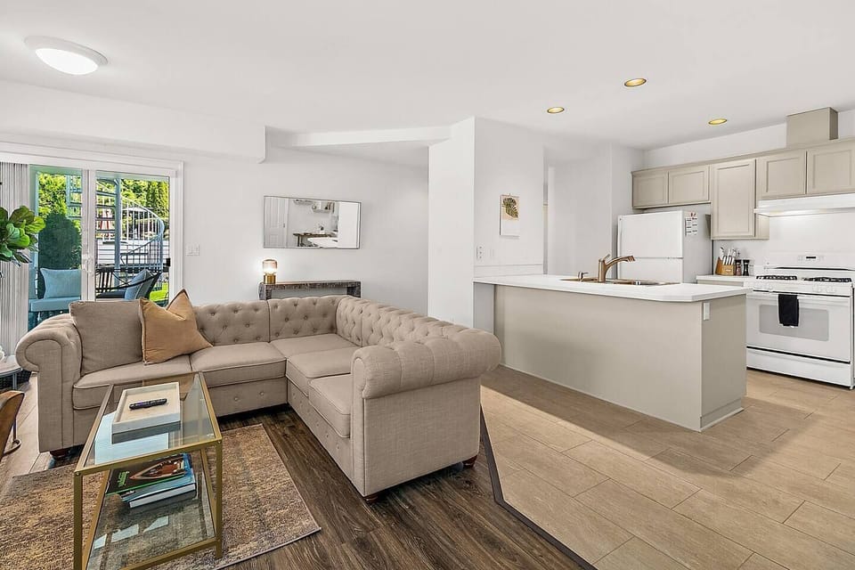 Open, entertainment style layout