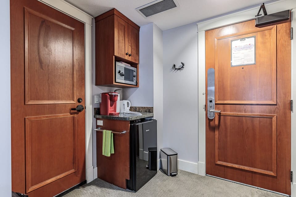 Entrance with kitchenette - fridge, microwave & Keurig coffee maker (BYO pods)