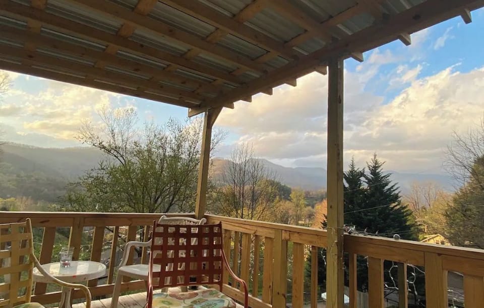 Amazing two bedroom house with deck that overlooks the mountains.