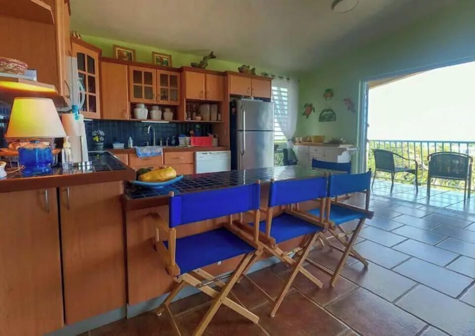 Enjoy ocean breezes as you dine at breakfast bar