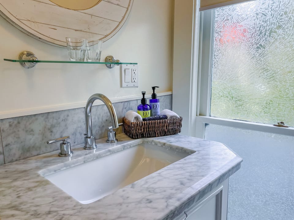 Deluxe Ocean View Queen Suite | Bathroom | Eco-friendly toiletries, hair dryer, bathrobes, towels