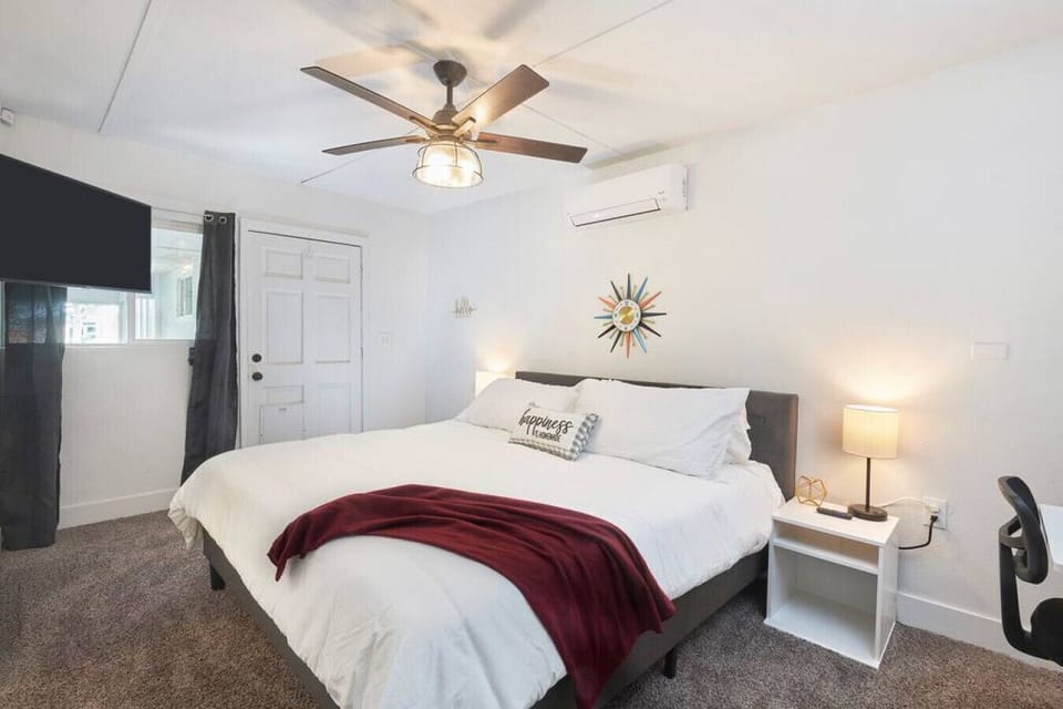 Charming Studio with King Bed, 50" TV, Roku, office table, chair, and Split type AC.