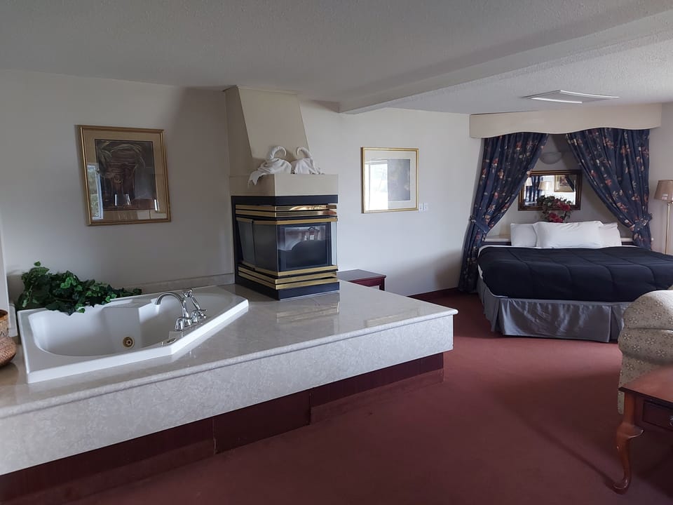 Honeymoon Suite, 1 King Bed with Sofa bed | Premium bedding, desk, bed sheets