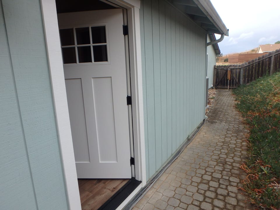 Private entrance from gate