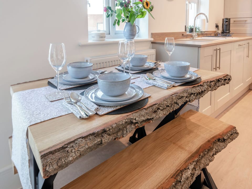 Hand made New Forest oak dining table | Forest Acorn, Brockenhurst