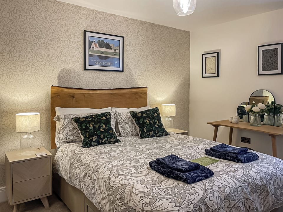 King size bed in Double bedroom with 50 inch smart tv | Forest Acorn, Brockenhurst