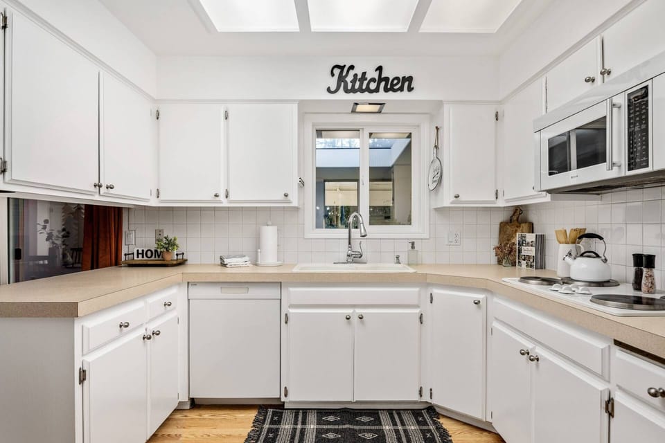 "It is clean and has everything you need - toiletries, ample towels, and a well stocked and well laid out kitchen." - Lisa