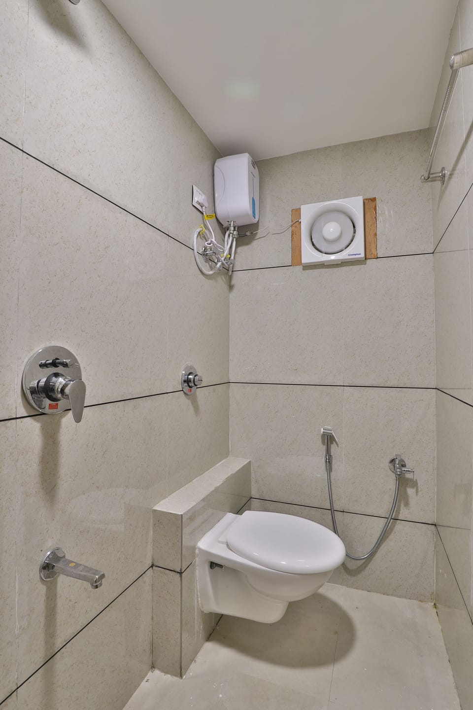 Shower, rainfall showerhead, free toiletries, towels