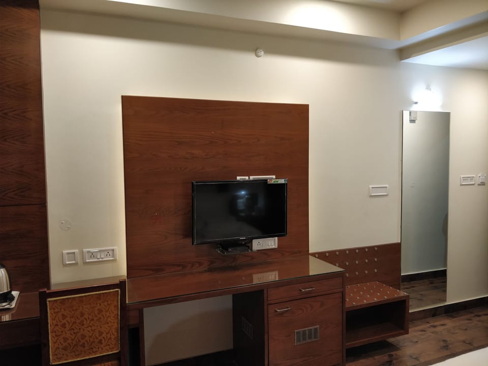 Executive Room | Egyptian cotton sheets, premium bedding, memory foam beds, desk