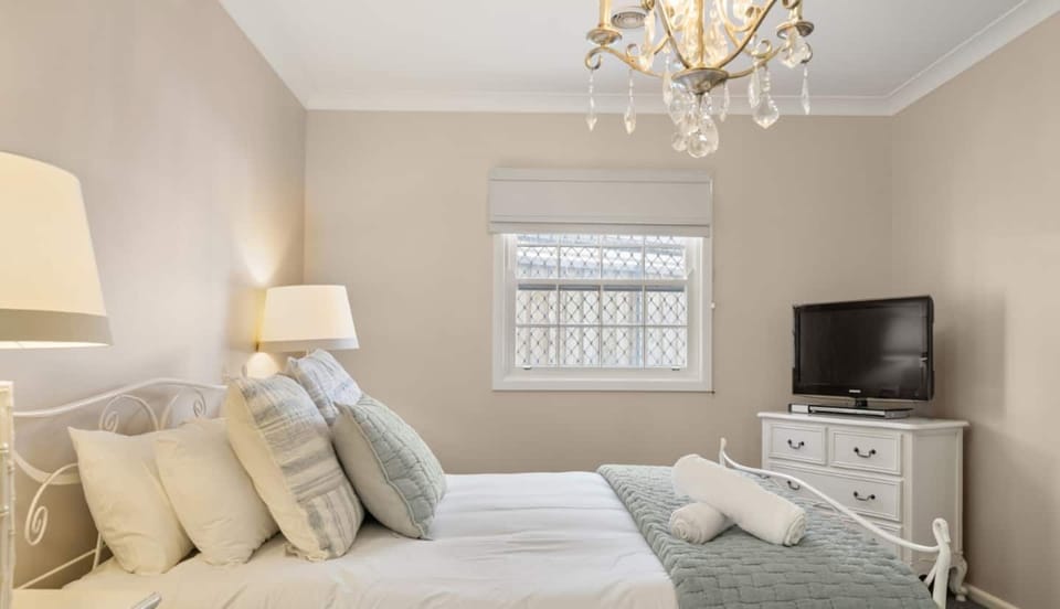Lauretana House & Cottage - Homestead in Bowral!