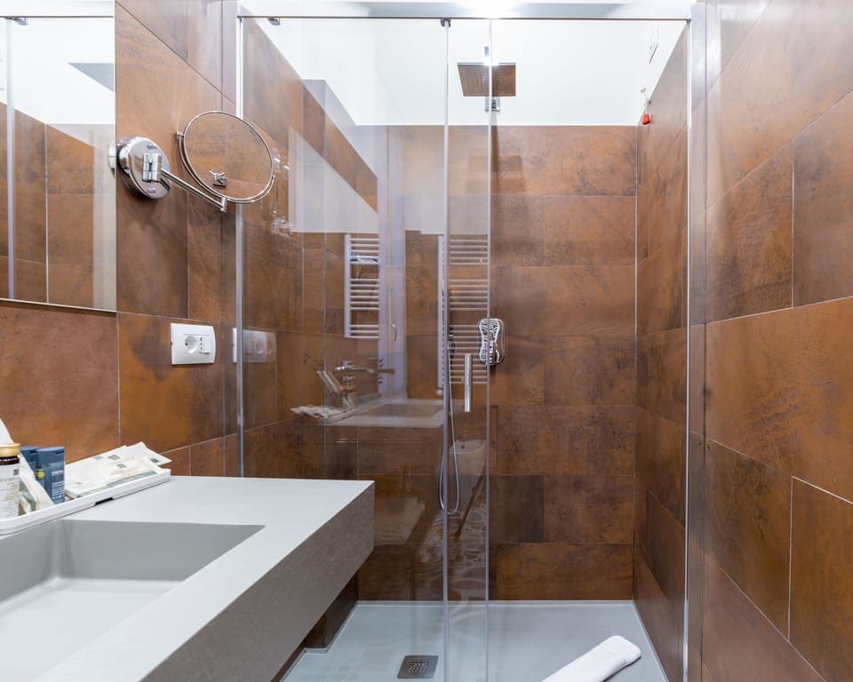 Superior Suite | Bathroom | Shower, rainfall showerhead, free toiletries, hair dryer