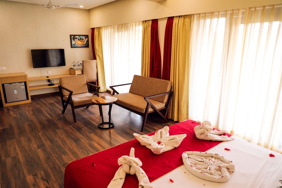 Executive Suite | Premium bedding, memory foam beds, minibar, desk