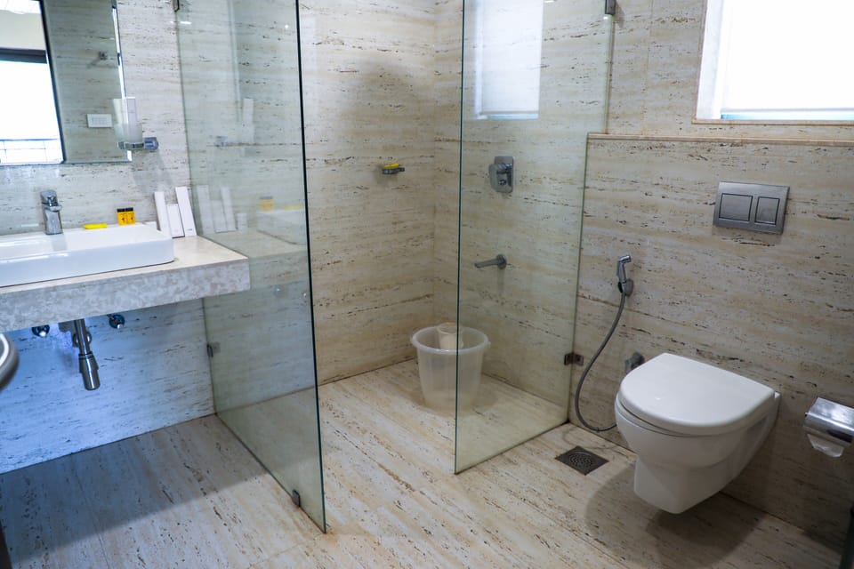Shower, rainfall showerhead, free toiletries, hair dryer