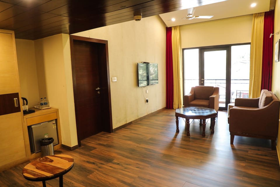 Royal Suite | Living area | 42-inch LCD TV with satellite channels, TV