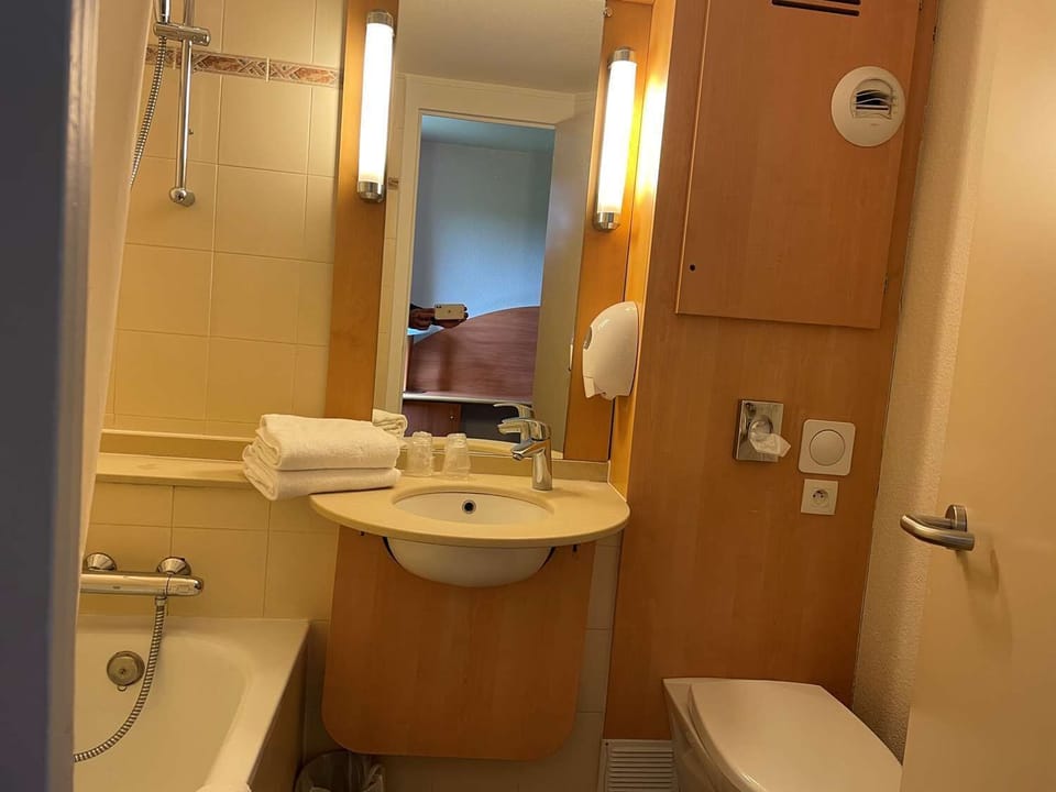 Bathtub, towels, soap, shampoo