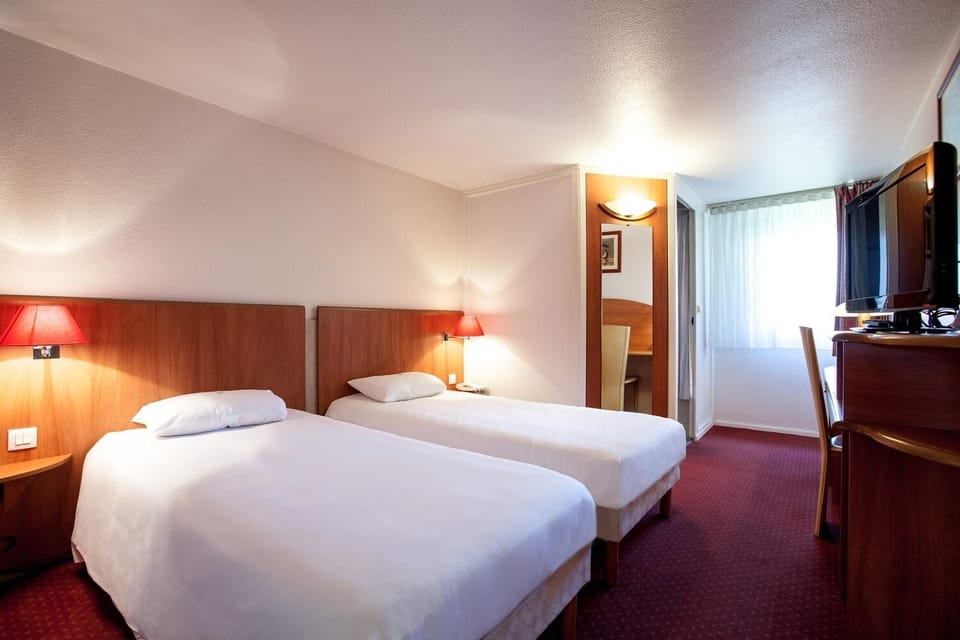 Standard Twin Room | Desk, free WiFi