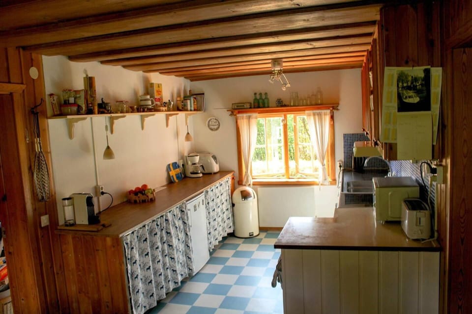 Cottage | Private kitchen | Fridge, microwave, oven, stovetop