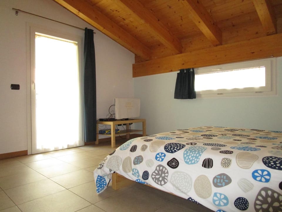 Blackout drapes, free WiFi, bed sheets