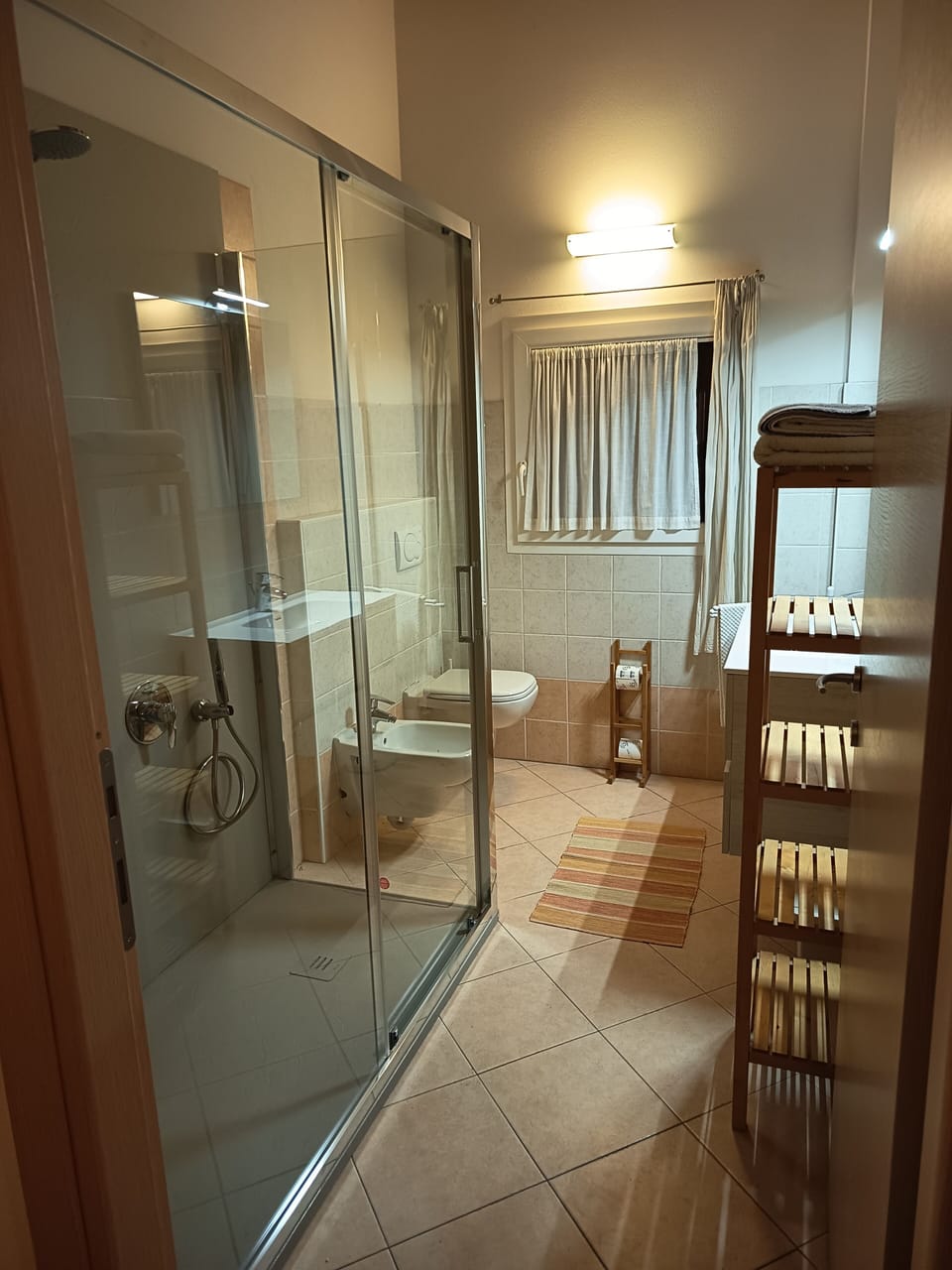 Comfort Double Room, 1 Bedroom, Private Bathroom, Mountainside | Bathroom | Shower, rainfall showerhead, free toiletries, hair dryer