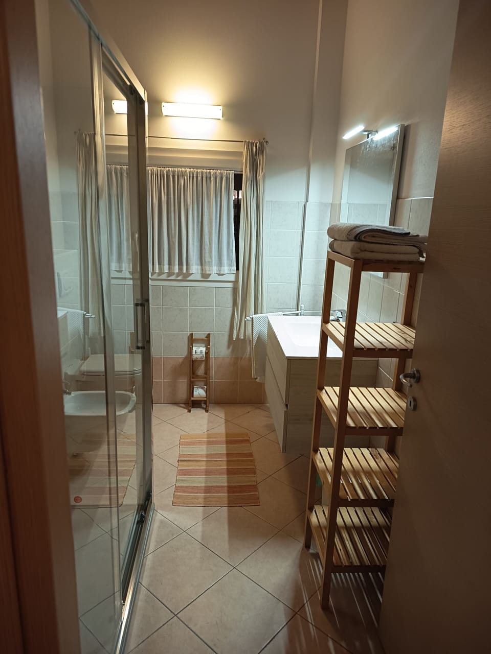 Shower, rainfall showerhead, free toiletries, hair dryer