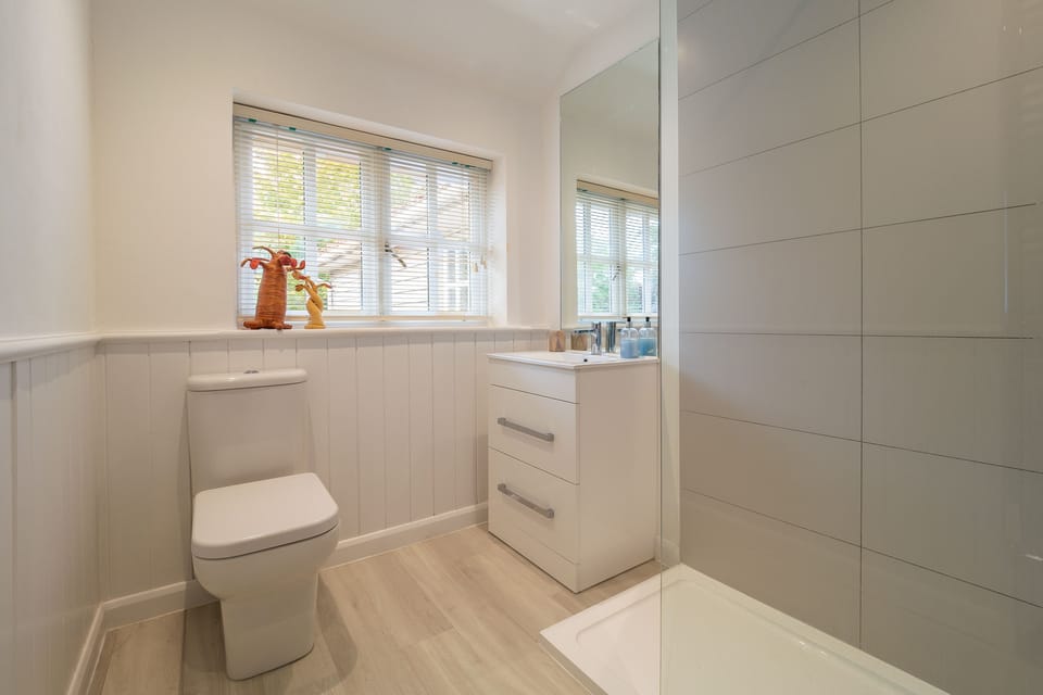 First floor: Family shower room