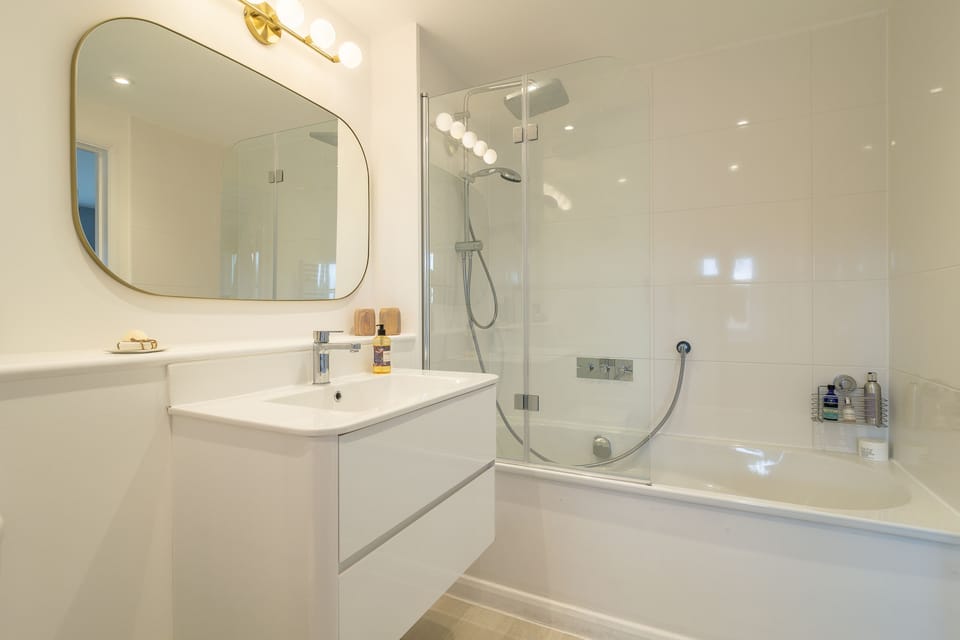 First floor: Master bedroom en-suite bathroom