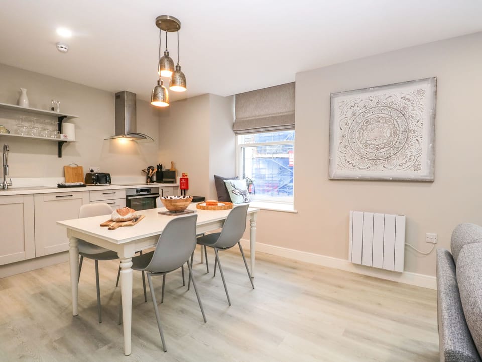 Cottage | Dining