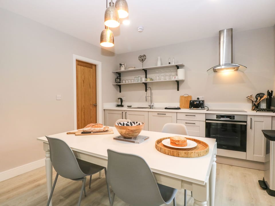 Cottage | Private kitchen | Fridge, dishwasher, electric kettle, toaster