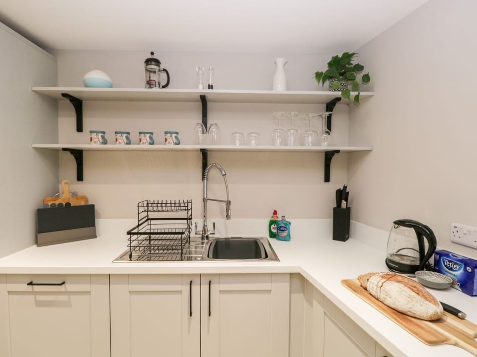 Cottage | Private kitchen | Fridge, dishwasher, electric kettle, toaster