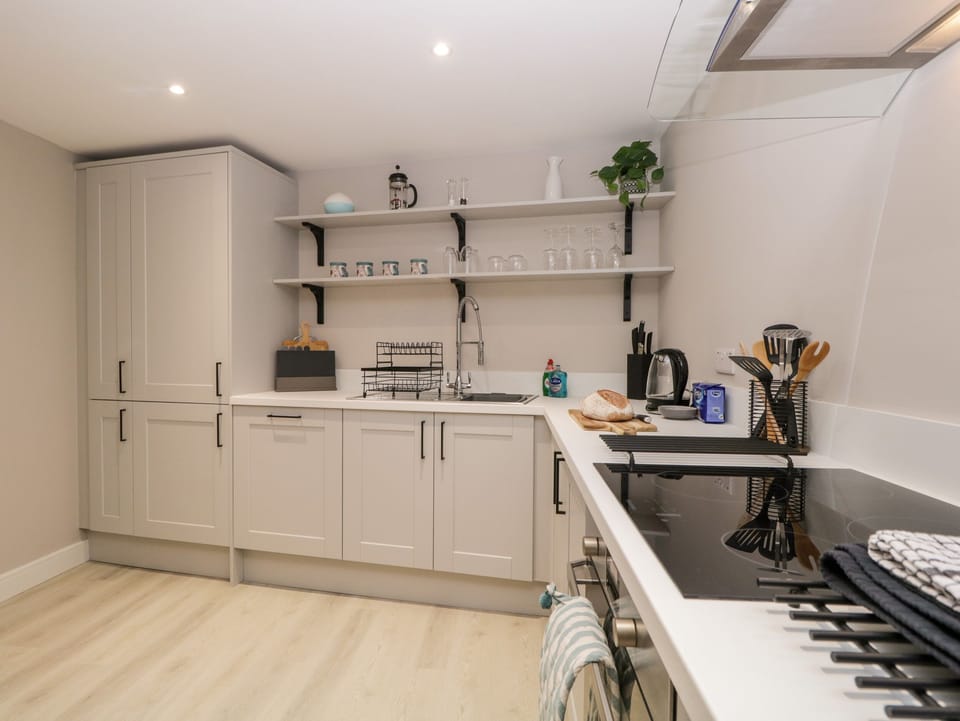 Cottage | Private kitchen | Fridge, dishwasher, electric kettle, toaster