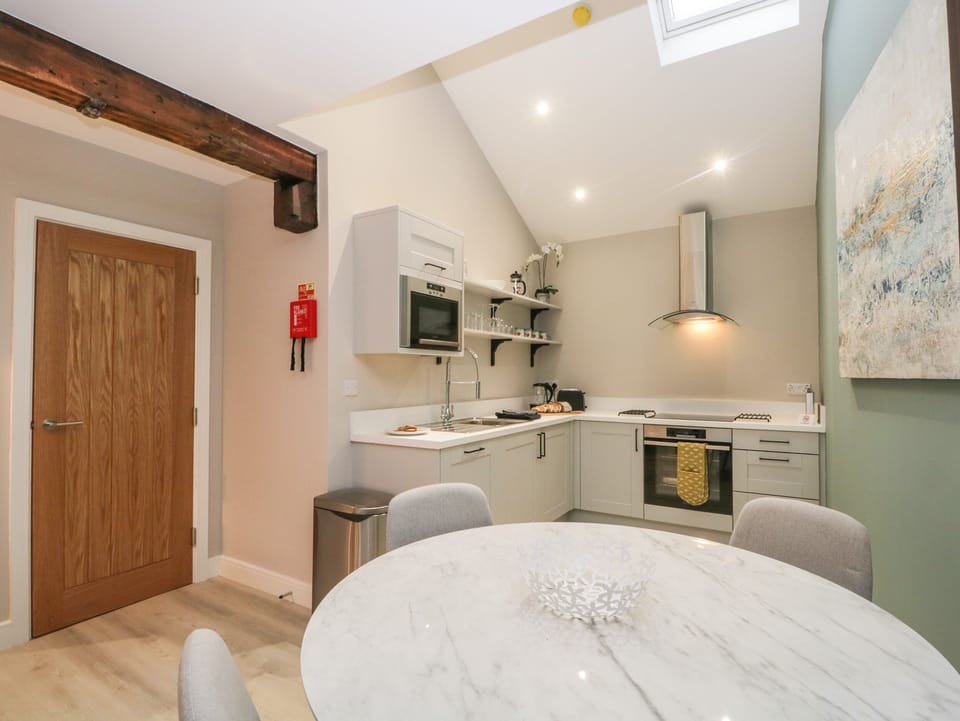 Cottage | Private kitchen | Fridge, dishwasher, electric kettle, toaster