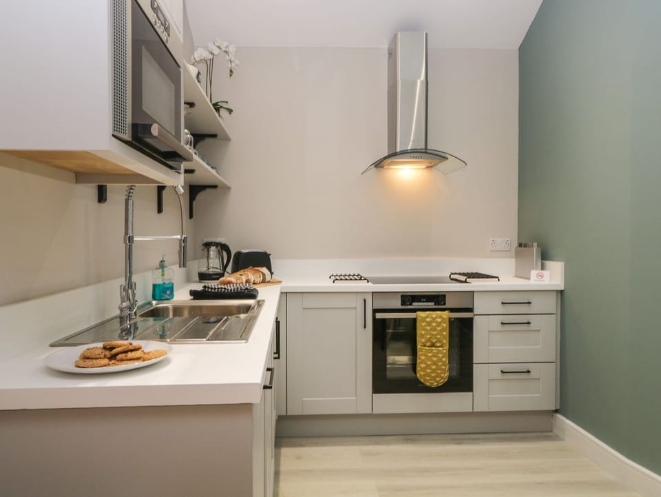 Cottage | Private kitchen | Fridge, dishwasher, electric kettle, toaster