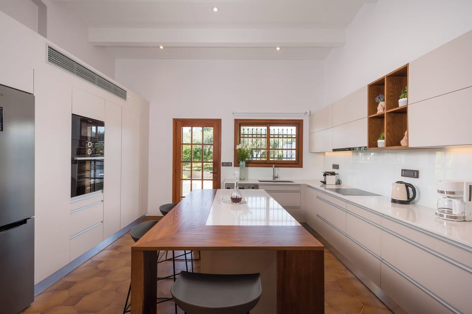 Family Villa | Private kitchen | Full-size fridge, microwave, oven, stovetop