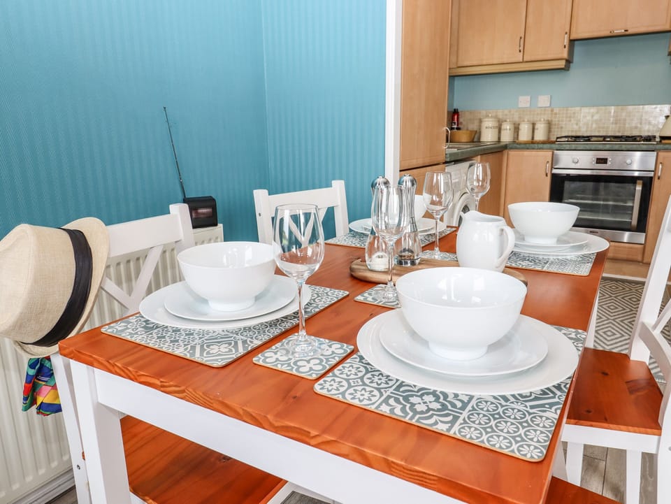 Cottage | Private kitchen | Electric kettle, cookware/dishes/utensils
