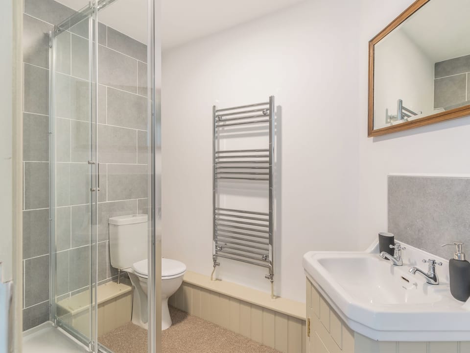 Bathroom | The Old Brewery - The Old Brewery Cottages, Pembroke