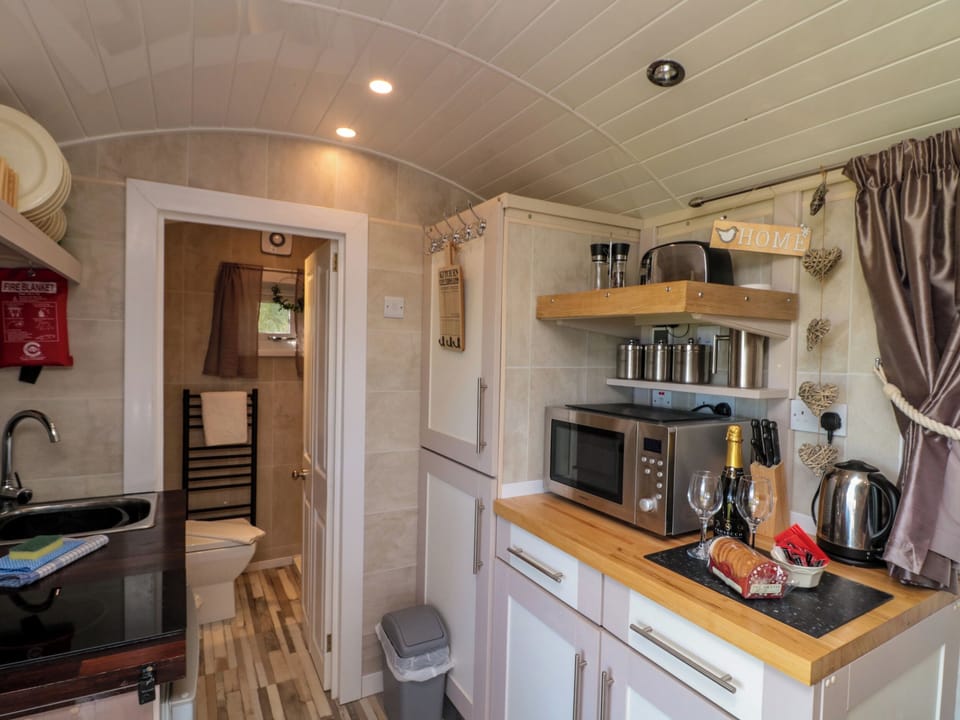 Cottage | Private kitchen | Fridge, electric kettle, toaster, cookware/dishes/utensils