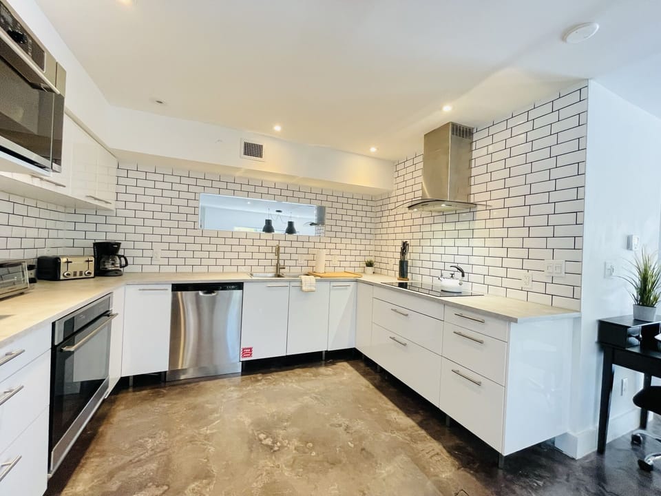Large, open and fully equipped kitchen