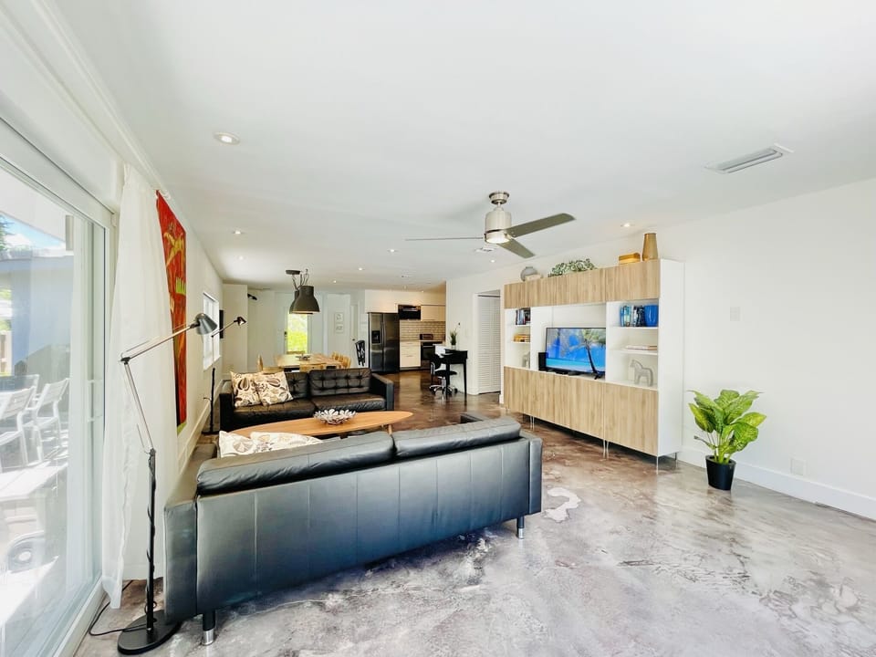Open Living room area, TV, Ceiling Fan, Pool View