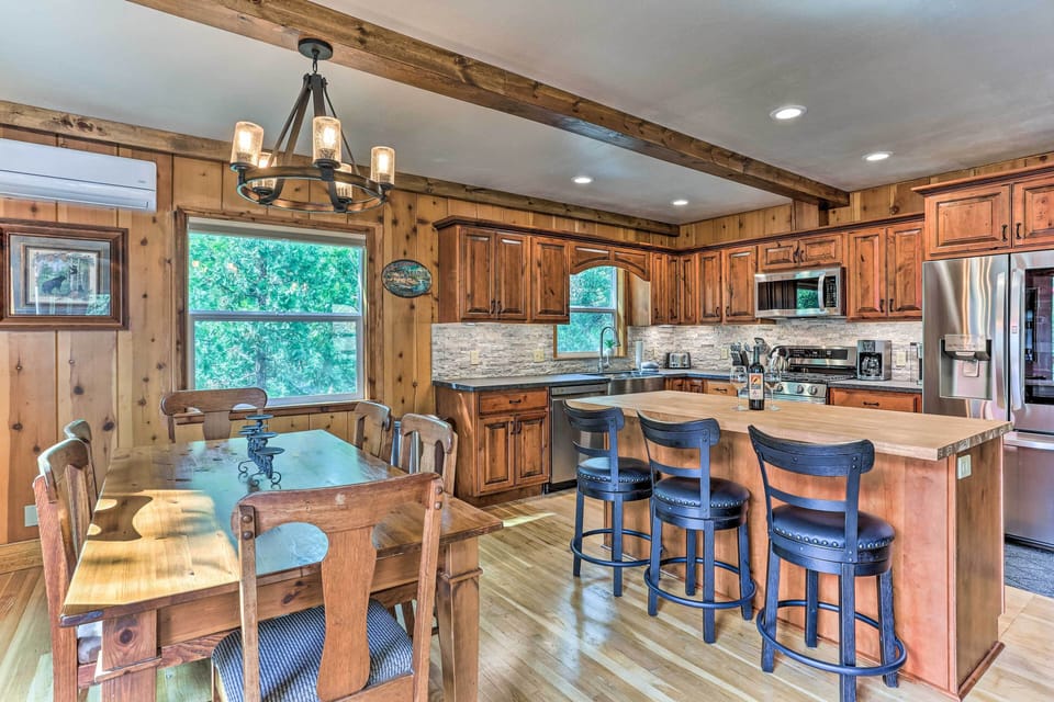 Dining Area | Dishware & Flatware Provided