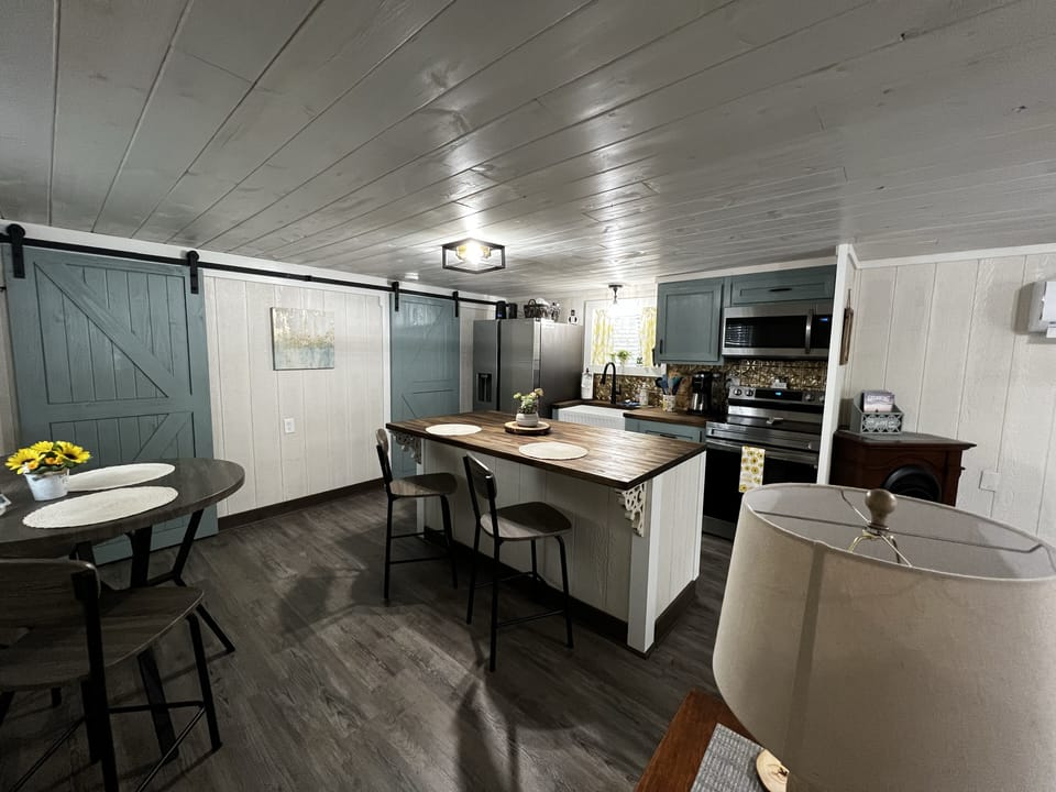 Kitchen island & Dinette