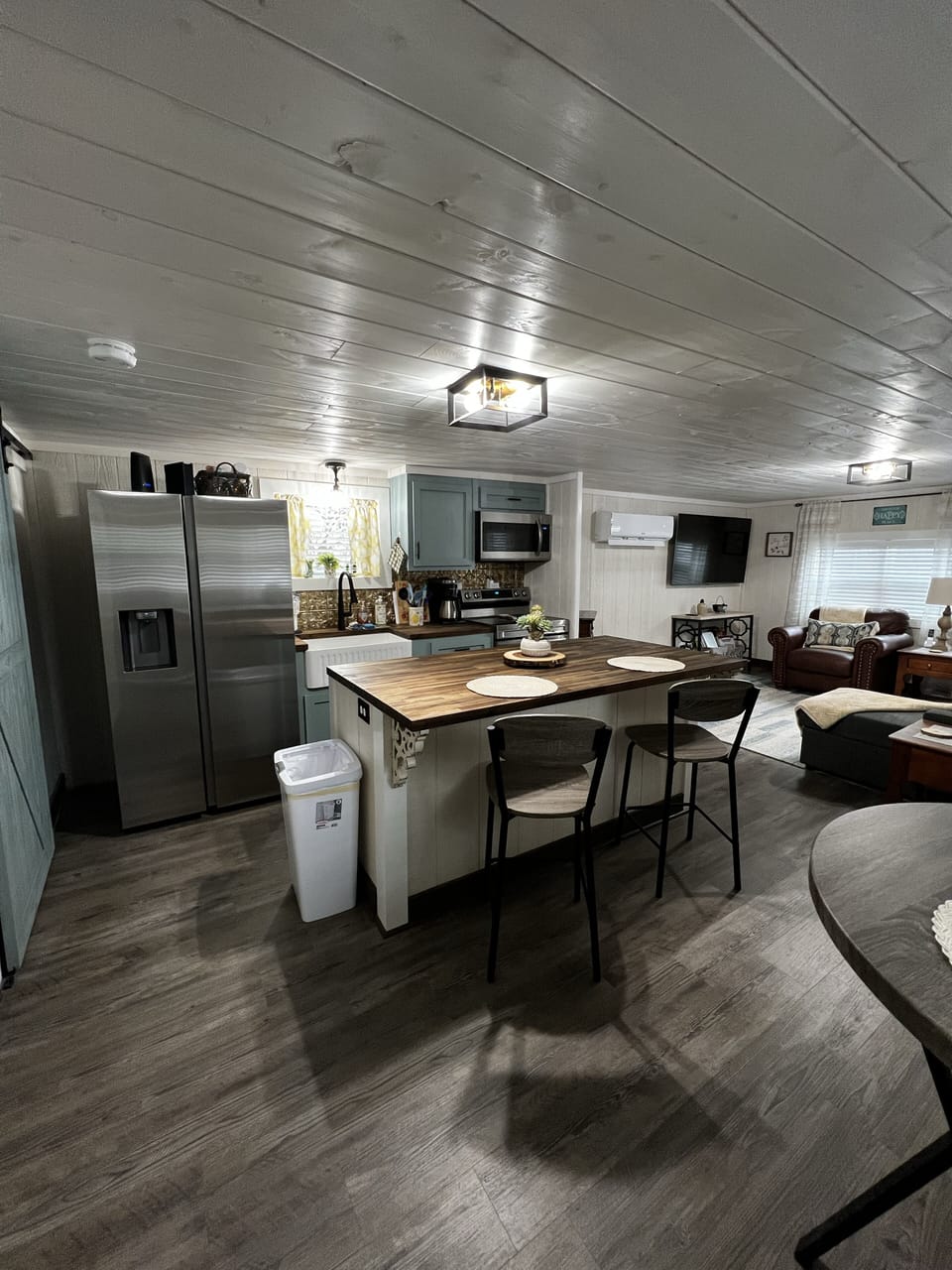 Kitchen area w/island full size appliances