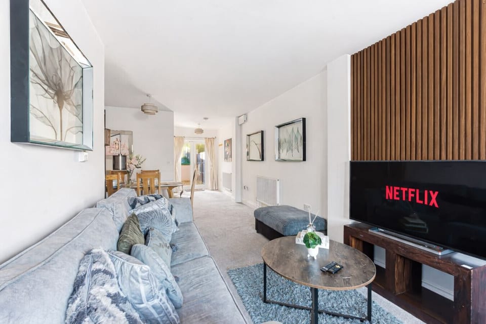 Relax in the cosy living room with two comfortable sofas and a large 50” Smart TV, complete with Netflix for your enjoyment.