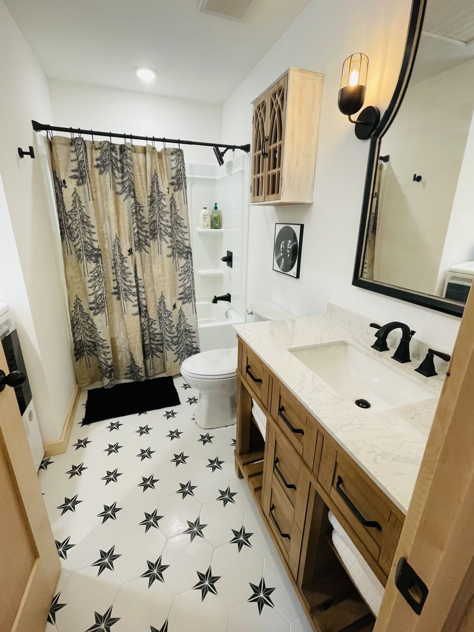 Bathroom with tub/shower unit